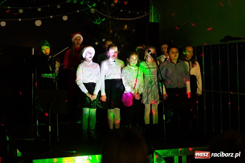 Zdjęcie w galerii na portalu naszraciborz.pl: Kiermasz świąteczny i kolędowanie w SP1 wiadomości z regionu