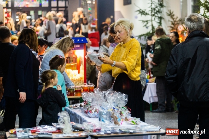 Zdjęcie w galerii na portalu naszraciborz.pl: Kiermasz świąteczny i kolędowanie w SP1 wiadomości z regionu