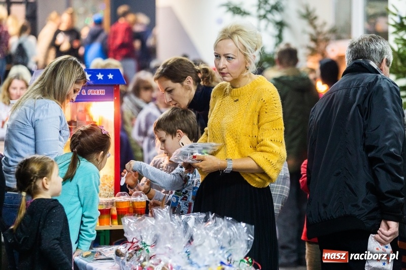 Zdjęcie w galerii na portalu naszraciborz.pl: Kiermasz świąteczny i kolędowanie w SP1 wiadomości z regionu