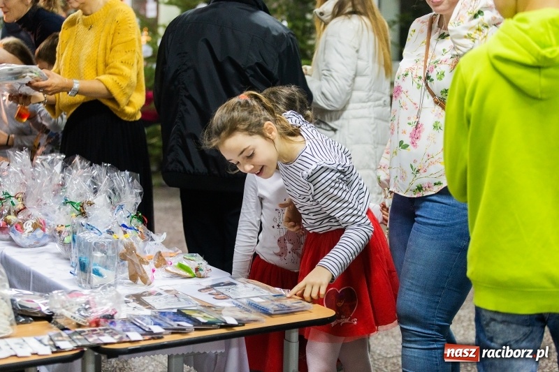 Zdjęcie w galerii na portalu naszraciborz.pl: Kiermasz świąteczny i kolędowanie w SP1 wiadomości z regionu