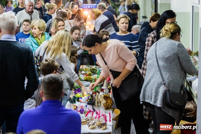 Zdjęcie w galerii na portalu naszraciborz.pl: Kiermasz świąteczny i kolędowanie w SP1 wiadomości z regionu