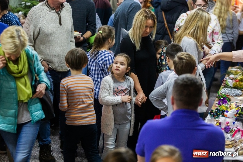 Zdjęcie w galerii na portalu naszraciborz.pl: Kiermasz świąteczny i kolędowanie w SP1 wiadomości z regionu