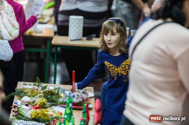 Zdjęcie w galerii na portalu naszraciborz.pl: Kiermasz świąteczny i kolędowanie w SP1 wiadomości z regionu
