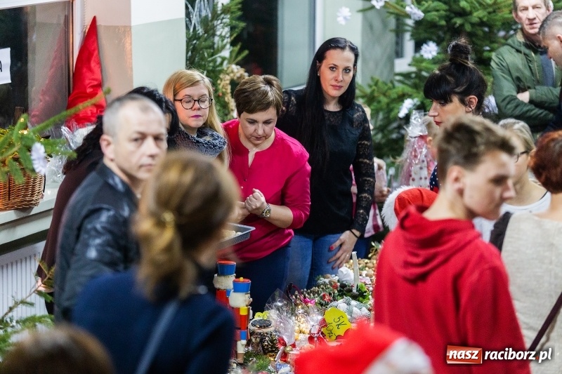 Zdjęcie w galerii na portalu naszraciborz.pl: Kiermasz świąteczny i kolędowanie w SP1 wiadomości z regionu