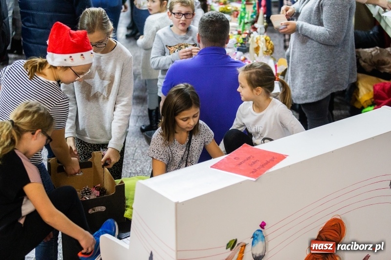 Zdjęcie w galerii na portalu naszraciborz.pl: Kiermasz świąteczny i kolędowanie w SP1 wiadomości z regionu
