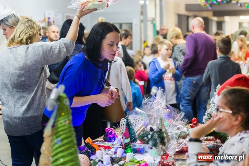 Zdjęcie w galerii na portalu naszraciborz.pl: Kiermasz świąteczny i kolędowanie w SP1 wiadomości z regionu