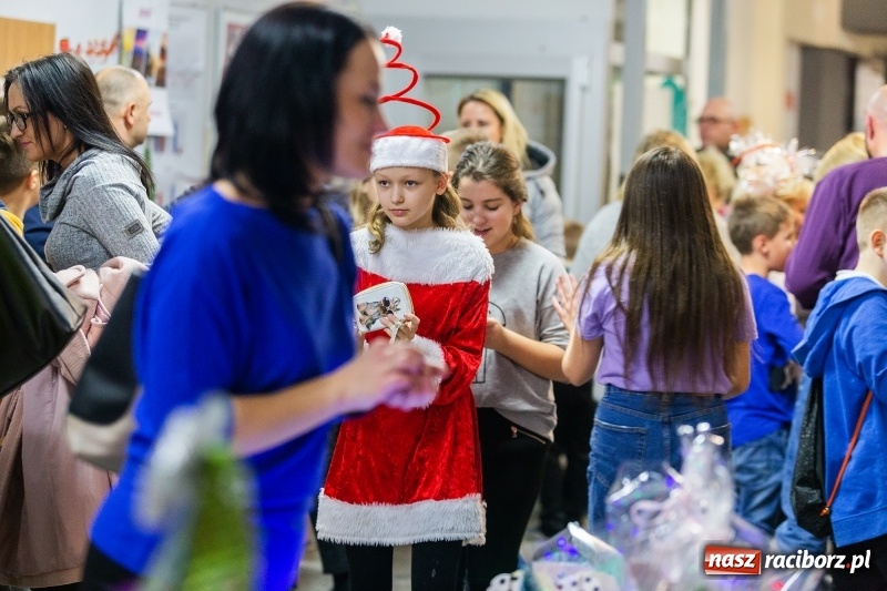 Zdjęcie w galerii na portalu naszraciborz.pl: Kiermasz świąteczny i kolędowanie w SP1 wiadomości z regionu