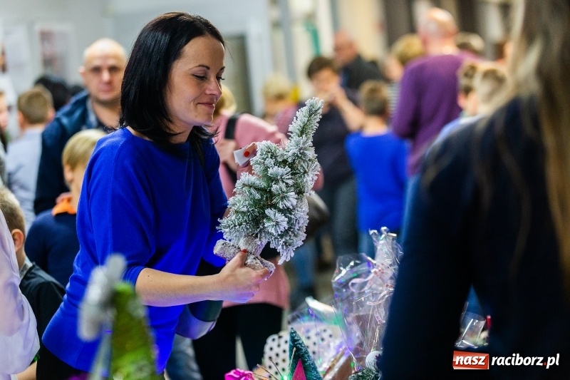 Zdjęcie w galerii na portalu naszraciborz.pl: Kiermasz świąteczny i kolędowanie w SP1 wiadomości z regionu