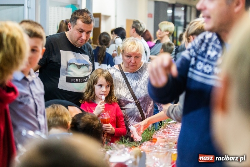 Zdjęcie w galerii na portalu naszraciborz.pl: Kiermasz świąteczny i kolędowanie w SP1 wiadomości z regionu