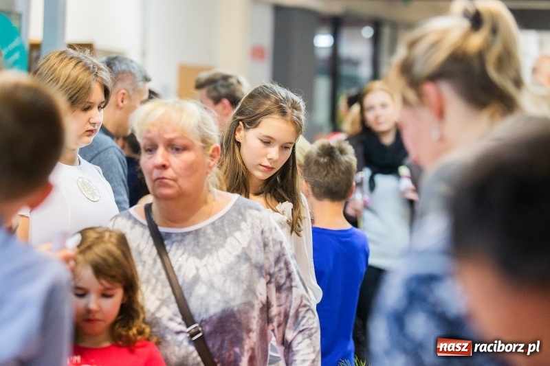 Zdjęcie w galerii na portalu naszraciborz.pl: Kiermasz świąteczny i kolędowanie w SP1 wiadomości z regionu