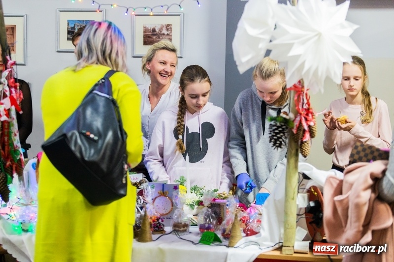 Zdjęcie w galerii na portalu naszraciborz.pl: Kiermasz świąteczny i kolędowanie w SP1 wiadomości z regionu