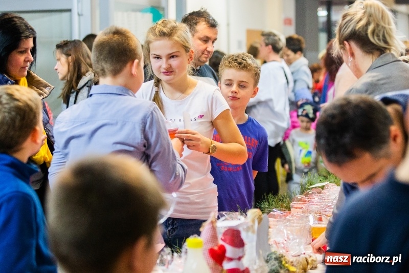 Zdjęcie w galerii na portalu naszraciborz.pl: Kiermasz świąteczny i kolędowanie w SP1 wiadomości z regionu