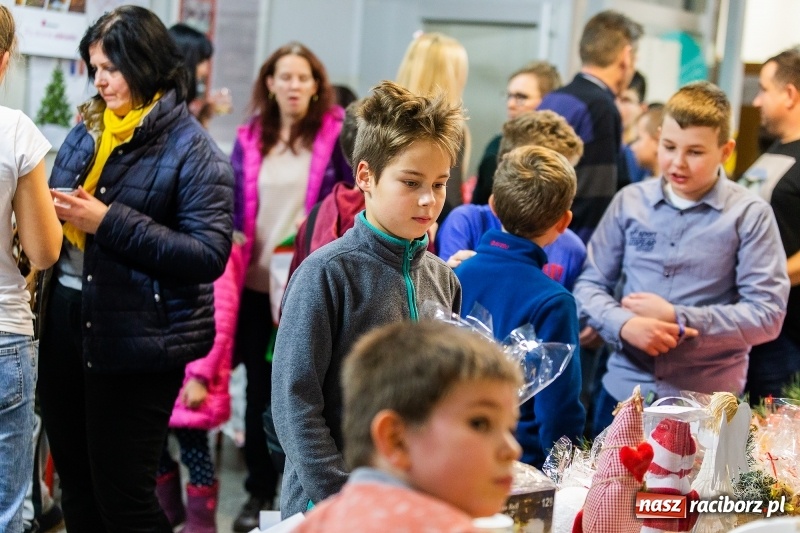 Zdjęcie w galerii na portalu naszraciborz.pl: Kiermasz świąteczny i kolędowanie w SP1 wiadomości z regionu