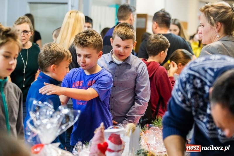 Zdjęcie w galerii na portalu naszraciborz.pl: Kiermasz świąteczny i kolędowanie w SP1 wiadomości z regionu