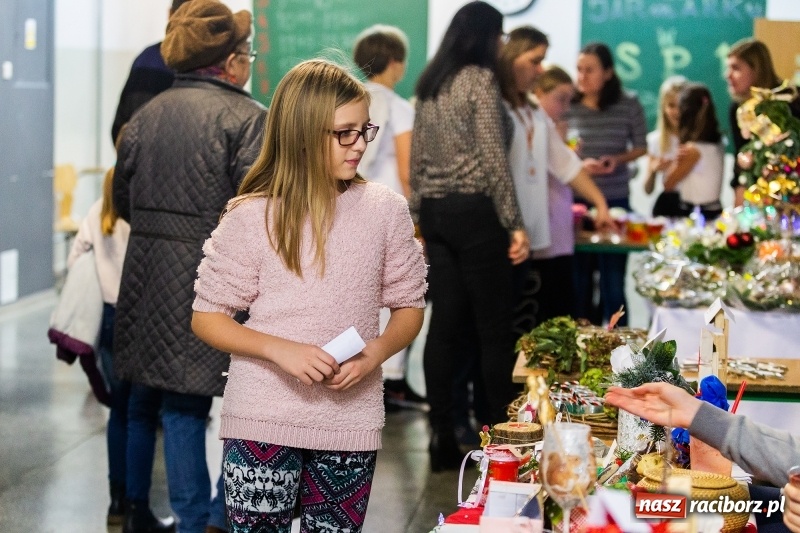 Zdjęcie w galerii na portalu naszraciborz.pl: Kiermasz świąteczny i kolędowanie w SP1 wiadomości z regionu