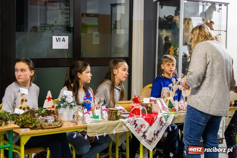 Zdjęcie w galerii na portalu naszraciborz.pl: Kiermasz świąteczny i kolędowanie w SP1 wiadomości z regionu