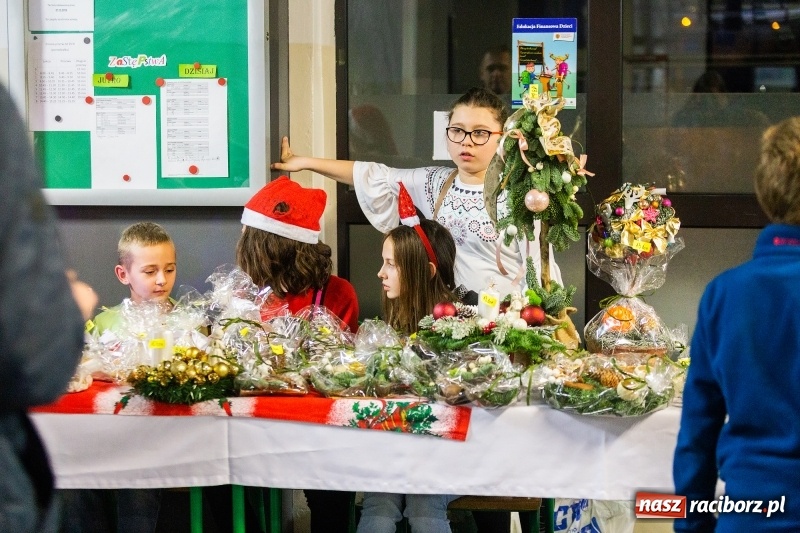 Zdjęcie w galerii na portalu naszraciborz.pl: Kiermasz świąteczny i kolędowanie w SP1 wiadomości z regionu