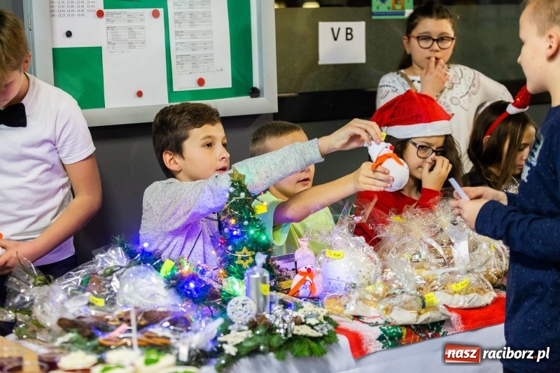 Zdjęcie w galerii na portalu naszraciborz.pl: Kiermasz świąteczny i kolędowanie w SP1 wiadomości z regionu