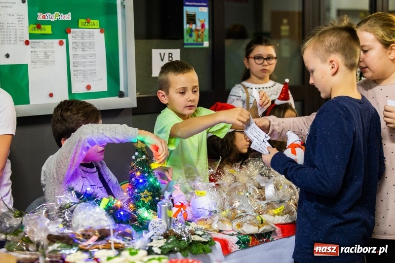 Zdjęcie w galerii na portalu naszraciborz.pl: Kiermasz świąteczny i kolędowanie w SP1 wiadomości z regionu