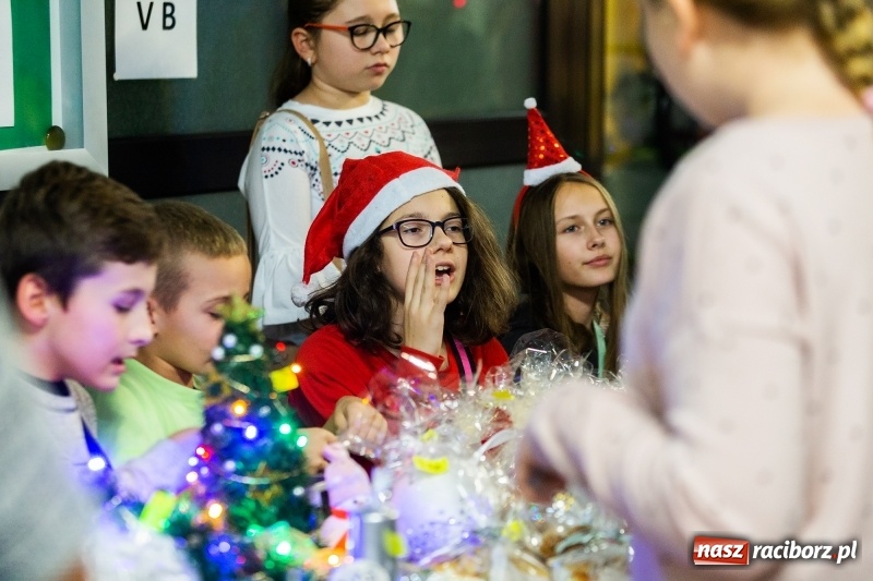 Zdjęcie w galerii na portalu naszraciborz.pl: Kiermasz świąteczny i kolędowanie w SP1 wiadomości z regionu
