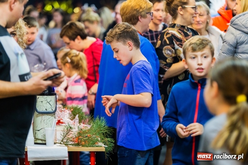 Zdjęcie w galerii na portalu naszraciborz.pl: Kiermasz świąteczny i kolędowanie w SP1 wiadomości z regionu