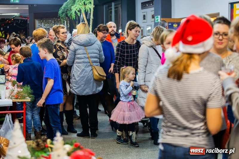 Zdjęcie w galerii na portalu naszraciborz.pl: Kiermasz świąteczny i kolędowanie w SP1 wiadomości z regionu