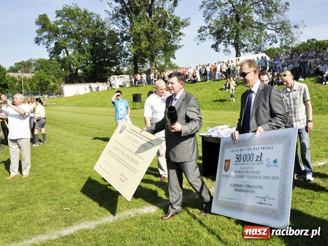 Zdjęcie w galerii na portalu naszraciborz.pl: Czeki dla unitek i 4:2 dla księży wiadomości z regionu