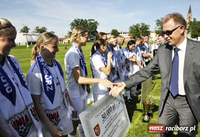 Zdjęcie w galerii na portalu naszraciborz.pl: Czeki dla unitek i 4:2 dla księży wiadomości z regionu