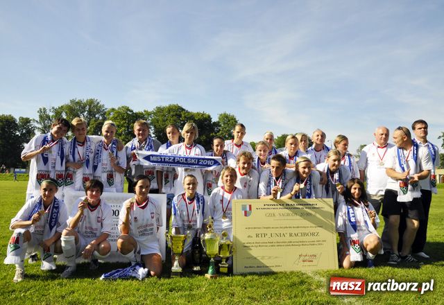 Zdjęcie w galerii na portalu naszraciborz.pl: Czeki dla unitek i 4:2 dla księży wiadomości z regionu