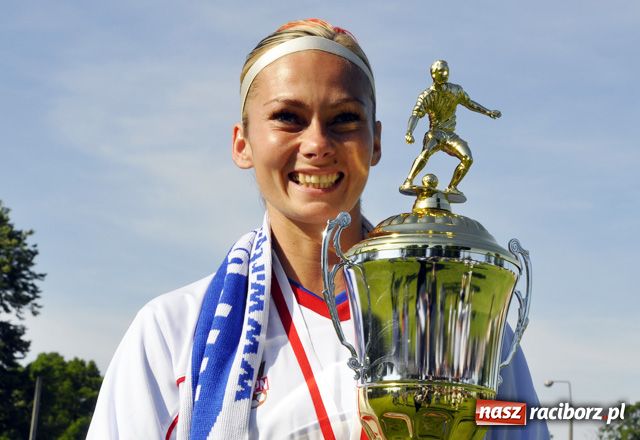 Zdjęcie w galerii na portalu naszraciborz.pl: Czeki dla unitek i 4:2 dla księży wiadomości z regionu