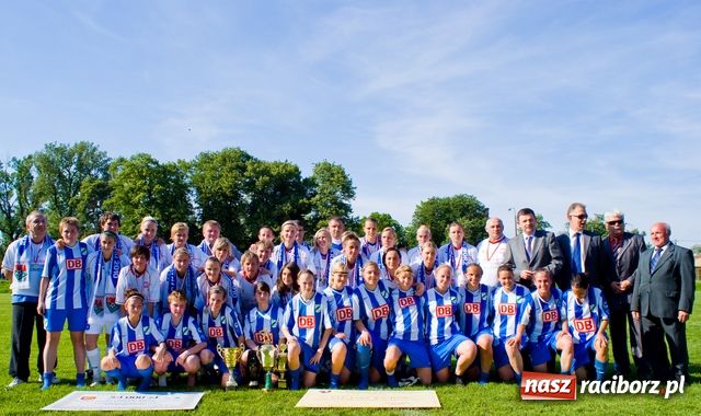 Zdjęcie w galerii na portalu naszraciborz.pl: Czeki dla unitek i 4:2 dla księży wiadomości z regionu