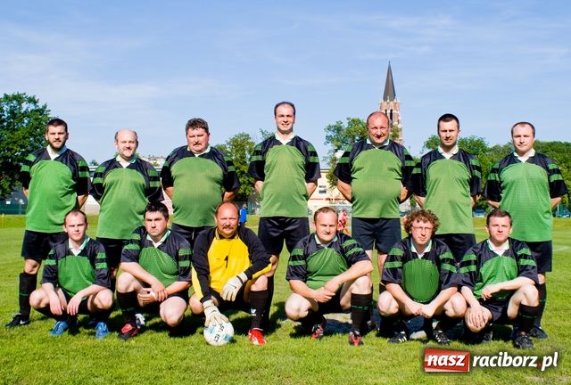 Zdjęcie w galerii na portalu naszraciborz.pl: Czeki dla unitek i 4:2 dla księży wiadomości z regionu