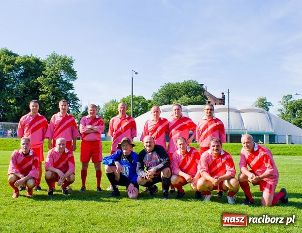 Zdjęcie w galerii na portalu naszraciborz.pl: Czeki dla unitek i 4:2 dla księży wiadomości z regionu