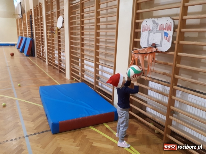 Zdjęcie w galerii na portalu naszraciborz.pl: Mikołajkowe spotkanie najmłodszych adeptów tenisa wiadomości z regionu