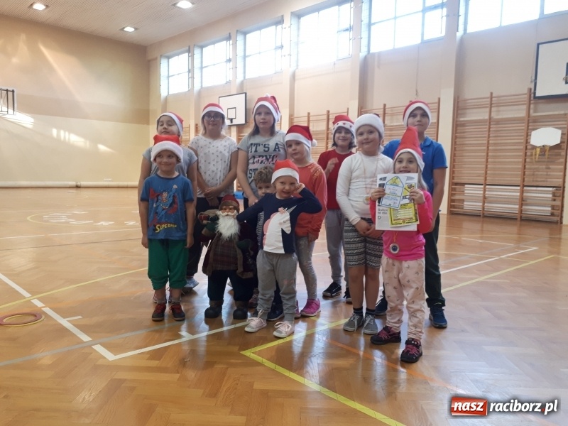 Zdjęcie w galerii na portalu naszraciborz.pl: Mikołajkowe spotkanie najmłodszych adeptów tenisa wiadomości z regionu