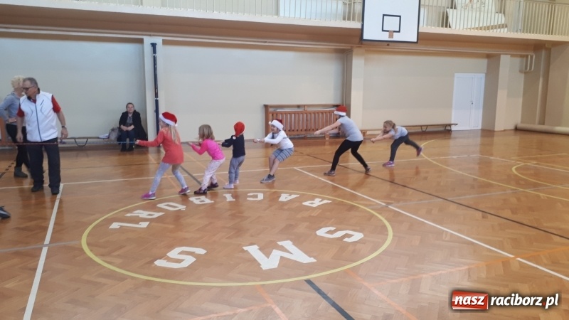 Zdjęcie w galerii na portalu naszraciborz.pl: Mikołajkowe spotkanie najmłodszych adeptów tenisa wiadomości z regionu