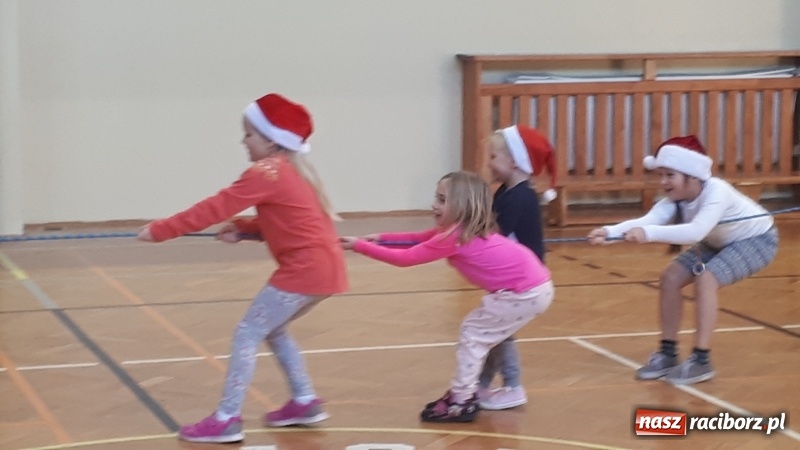 Zdjęcie w galerii na portalu naszraciborz.pl: Mikołajkowe spotkanie najmłodszych adeptów tenisa wiadomości z regionu