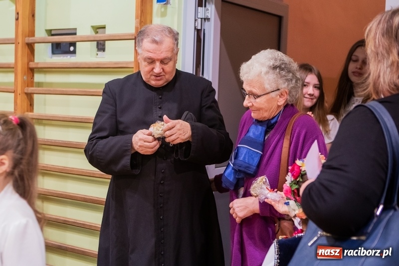 Zdjęcie w galerii na portalu naszraciborz.pl: Miała być 1000-latka, a została stara. Szkoła w Brzeziu świętuje dziś 135. urodziny  wiadomości z regionu