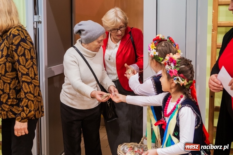 Zdjęcie w galerii na portalu naszraciborz.pl: Miała być 1000-latka, a została stara. Szkoła w Brzeziu świętuje dziś 135. urodziny  wiadomości z regionu