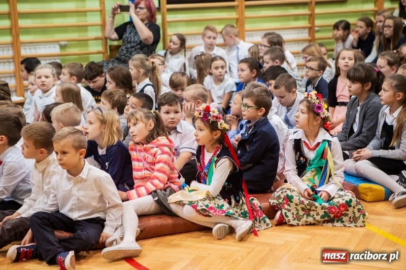 Zdjęcie w galerii na portalu naszraciborz.pl: Miała być 1000-latka, a została stara. Szkoła w Brzeziu świętuje dziś 135. urodziny  wiadomości z regionu