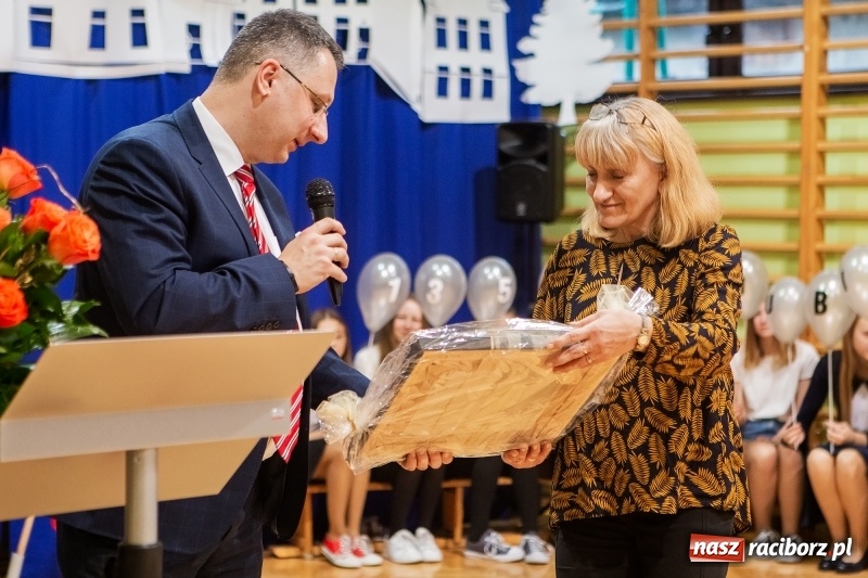 Zdjęcie w galerii na portalu naszraciborz.pl: Miała być 1000-latka, a została stara. Szkoła w Brzeziu świętuje dziś 135. urodziny  wiadomości z regionu