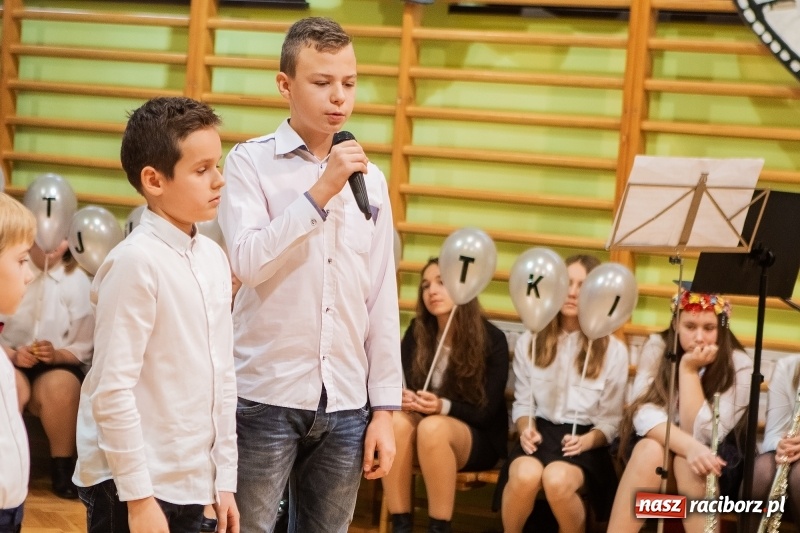 Zdjęcie w galerii na portalu naszraciborz.pl: Miała być 1000-latka, a została stara. Szkoła w Brzeziu świętuje dziś 135. urodziny  wiadomości z regionu