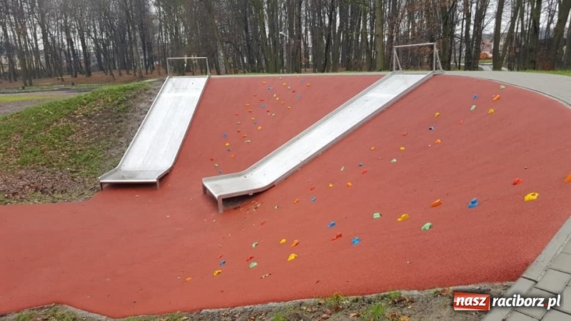 Zdjęcie w galerii na portalu naszraciborz.pl: Przypałacowy park w Tworkowie imponuje. Widać już efekty modernizacji  wiadomości z regionu