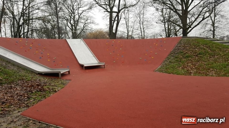 Zdjęcie w galerii na portalu naszraciborz.pl: Przypałacowy park w Tworkowie imponuje. Widać już efekty modernizacji  wiadomości z regionu