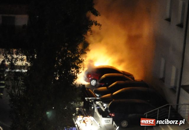 Zdjęcie w galerii na portalu naszraciborz.pl: Spłonęły samochody przy Staszica wiadomości z regionu