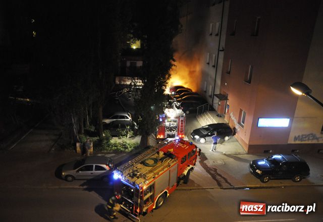 Zdjęcie w galerii na portalu naszraciborz.pl: Spłonęły samochody przy Staszica wiadomości z regionu