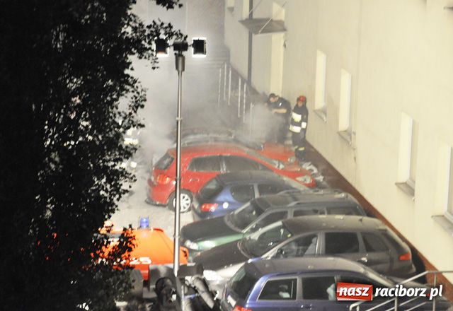 Zdjęcie w galerii na portalu naszraciborz.pl: Spłonęły samochody przy Staszica wiadomości z regionu