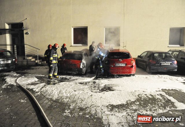 Zdjęcie w galerii na portalu naszraciborz.pl: Spłonęły samochody przy Staszica wiadomości z regionu