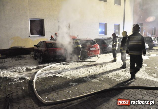 Zdjęcie w galerii na portalu naszraciborz.pl: Spłonęły samochody przy Staszica wiadomości z regionu
