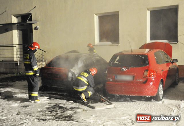 Zdjęcie w galerii na portalu naszraciborz.pl: Spłonęły samochody przy Staszica wiadomości z regionu